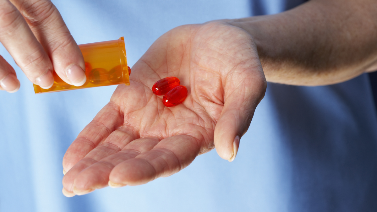 Person som häller dosering av medicin