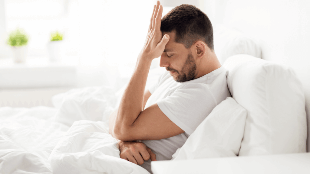 Stressad man i sängen hemma