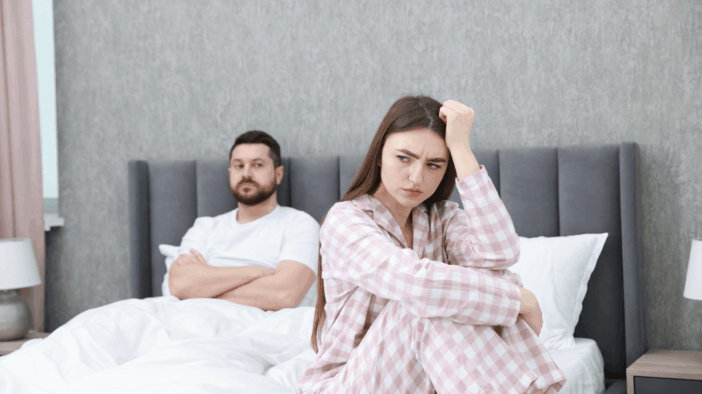 Förbittrat par i sängen hemma